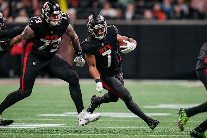 Atlanta Falcons running back Bijan Robinson (7) runs against the Tampa Bay Buccaneers during the second half at Mercedes-Benz Stadium. Tyler Vrabel.
